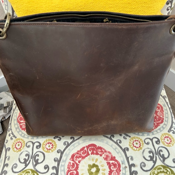 Extra-soft and durable distressed leather baseball glove tote - Picture 1 of 4